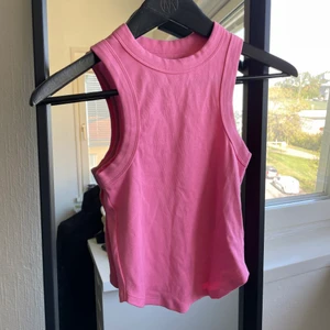 HELT NY OANVÄND BIKBOK TOPP - Helt ny och oanvänd topp från BikBok! Har prislapp och allt på! Nypris 129kr mitt pris 100kr!