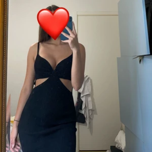 Klänning från Ginatricot - Ginatricot klänning med öppningar super snygg och är i stickat/ribbad material