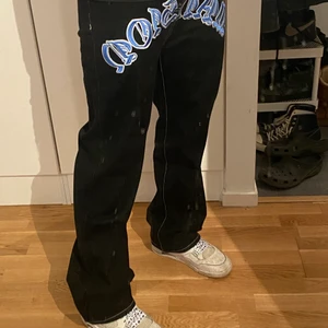 Moonlight Mansion - Broderade jeans i hög kvalitet från tyska instagrammärket "Moonlight Mansion" Aldrig använda utan endast testade. Säljer pga flytt och rensar garderoben. Original påse fortfarande kvar. Nypris: 1000kr