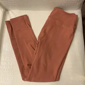 Ljusrosa tights från gymshark. 7/8 längd
