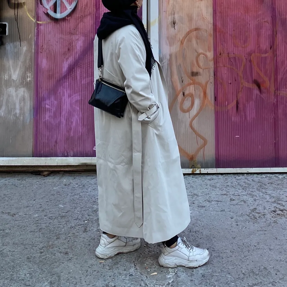 Nelly trench coat som inköptes 2020, mycket fint skick! Originalpris 899. Storlek 34, oversizemodell. På bild ses längden på mig som är 160 cm (går att sy upp om man vill, kan göra det åt dig mot betalning).. Jackor.