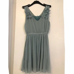 Sommarklänning från Spanien - Jättesöt klänning köpt secondhand i Spanien! Detaljerna framme vid urringningen är sydda på själv och den har bara använts några få gånger :) Det står storlek S men skulle själv säga xs. Mått kan skickas om så önskas ☺️