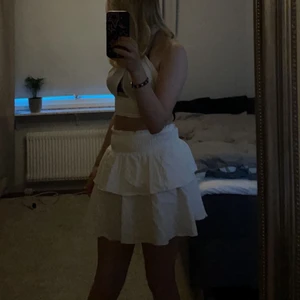 Kjol - Säljer denna fina vita kjol, köparen står för frakt 