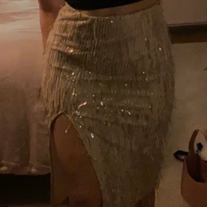 Paljettkjol - Sitter som en smäck !!! Perfekt nu till sommarfesterna🥰☀️👙🍸 Storlek S! Nypris: 499kr, använd ett par gånger!