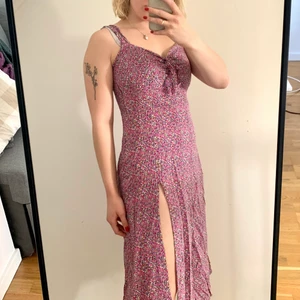 Sommarklänning  - En sommardröm🌸 så fin blommig klänning med en slits fram och rosett vid bysten!