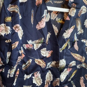 Blus fjädrar Dry lake medium - Blus från Dry Lake i nyskick. Blankt jättefint tyg, marinblå i botten. Storlek medium, regular fit. 