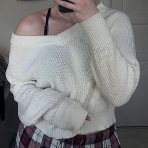 Stickad tröja Gina Tricot - En vit stickad tröja från Gina Tricot i storlek M. Lite offshoulder. Frakt tillkommer📦