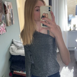 Fest topp - Säljer denna sjukt snygga fest toppen från Kappahl i storlek 158-164 men det sitter perfekt på mig som har XS-S💗