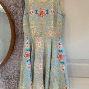 Ida Sjöstedt Strl 38 - Ljuvlig sommarklänning från Ida Sjöstedt i Strl 38. Dragkedja i sidan. Felfri. Kan skickas spårbart. 