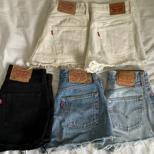 Vintage levis shorts - ❗️Alla sålda utom dom vita till höger❗️ Massa vintage levis shorts, W29 (i vintage storlekar så passar xs-s) på alla förutom dom kritvita som passar s-m! 200kr/st på passa på att fynda! Språbar frakt 57kr🥰💕