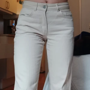 Beiga jeans - Ljusa/beiga jeans. Helt oanvända, är ankellängd med lätt utsvängda längst ned/raka. Jätte fina!! Färgen på bild ett stämmer bäst, fotat i solljus. Storlek xs.