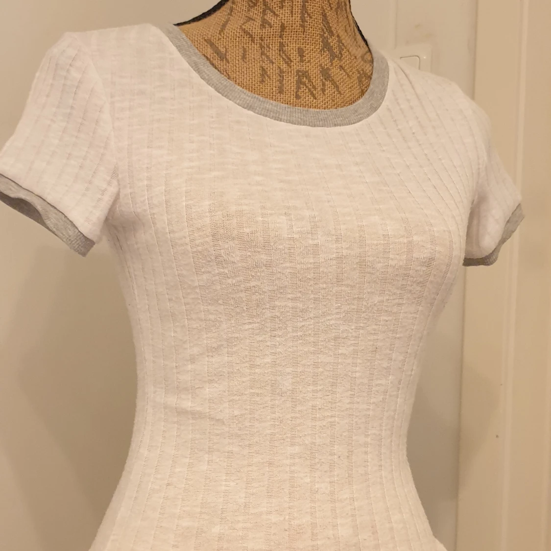 En vit fin T-shirt - 90