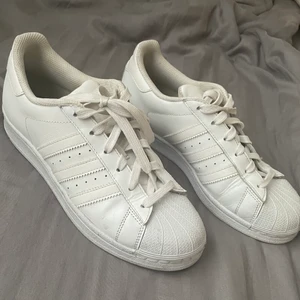 Adidas skor  - Adidas skor i använt men helt & fint skick. Storlek 38 