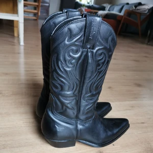 Snygga cowboyboots i storlek 38 - Världens finaste cowboy boots som jag fått tag i second hand de är i storlek 38 och har knappt något tecken på användnig. De är äkta läder boots från Joesanchez och säljs online för cirka 1,500 kr. 