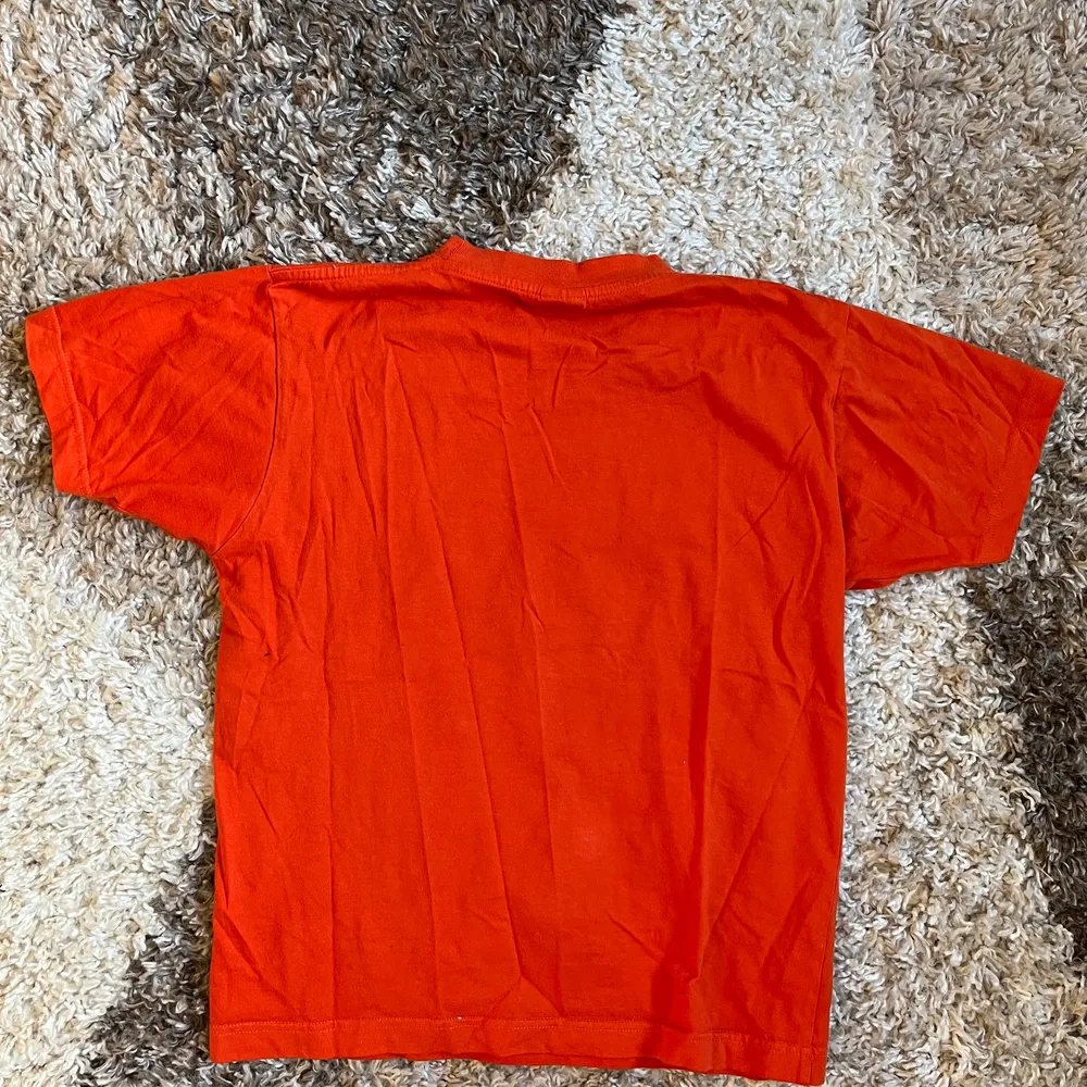 Orange babytee, köpt secondhand annars aldrig använd. T-shirts.