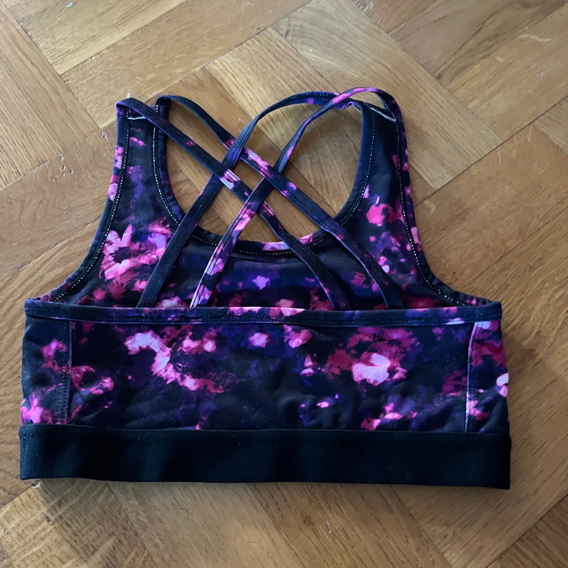 Sporttopp med lila/rosa mönster  - 90