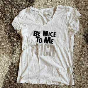 tryck ”be nice to me I’m rich” från Malene Birger
