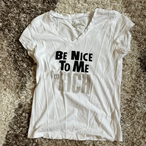 babytee - tryck ”be nice to me I’m rich” från Malene Birger