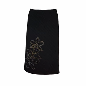 Fin kjol - fin kjol som jag köpt secondhand! är svart med vita sträck och har band så att man kan dra upp kjolen! skriv gärna för mer bilder