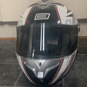 Moped/MC hjälm strlk: S55-56 - Moped/Mc hjälm storlek S55-56. Märket är: Origine. Den är laglig att ha i trafiken. Inga repor på visiret. Kollar upp fraktkostnad vid intresse borde bli ca 140kr då det blev det på en annan moped/mc hjälm jag sålt. Skriv för fler bilder eller frågor:)