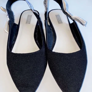 #s.rafaaobiedy  - Ett par Svart skor  från shoes  jag använd en gång 