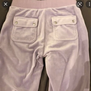 JUICY COUTURE - Intressekoll på dessa fina juicybyxor💜färgen är pastell lila och är xxs-xs, lägg ett bud privat som du kan tänka dig att köpa dem för💜OBS BUD ÄR BINDAT‼️‼️