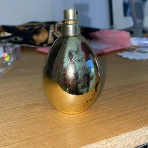 Parfym - Säljer en dyr parfym för 98kr + frakt.   Använt ca 2-4 gånger