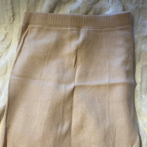 Stickad kjol med slits - Helt oanvänd stickad kjol med liten slits, bud mottages även 