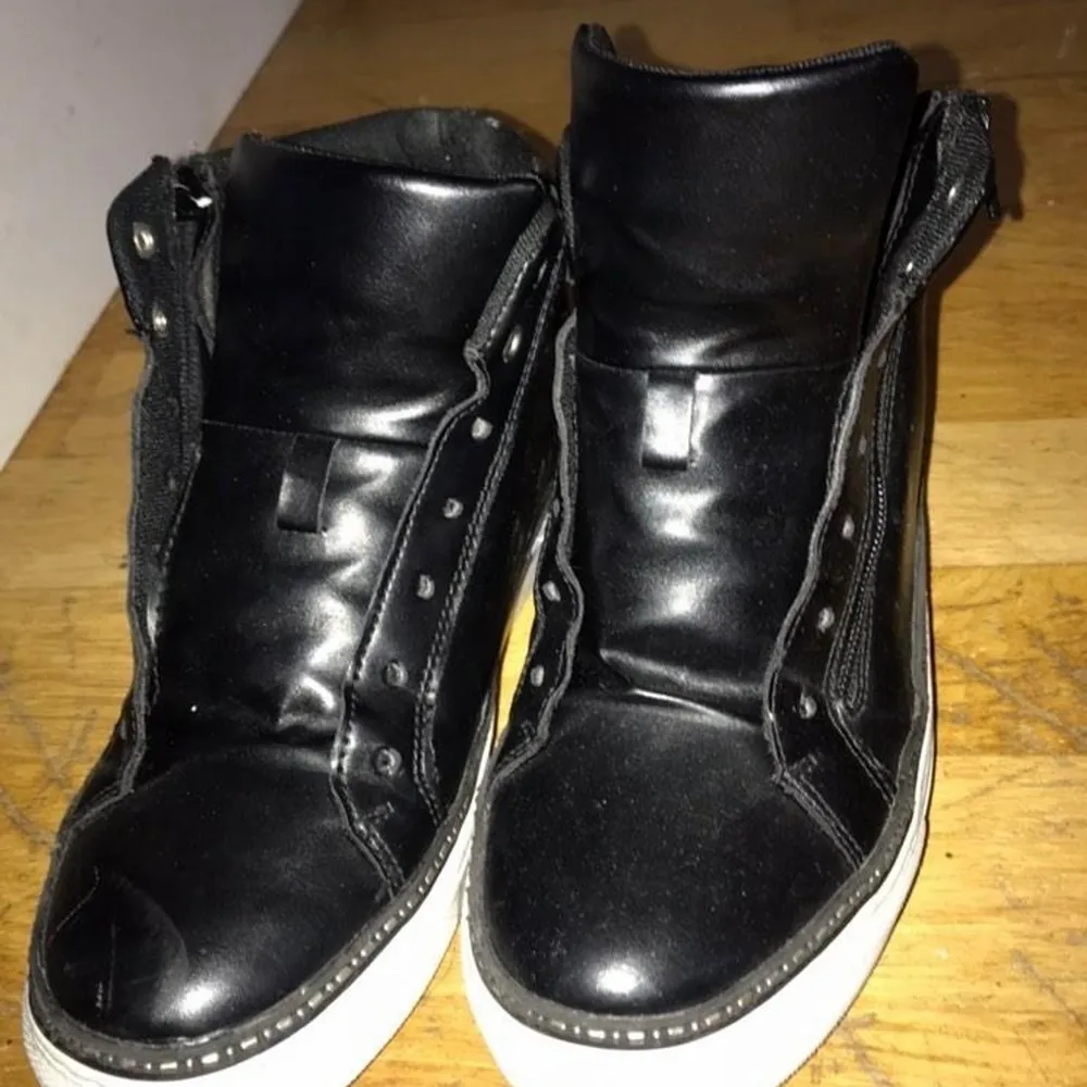 Skorna är väldigt gamla har haft dom i snart 2 år nu och dom används inte längre, dom är knappt använda skickas med skosnören så klart och är i bra skick ser ut faktiskt som arigato skorna, finns bara inget märke. Skor.