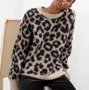 Leopard tröja & other stories - Säljer denna fina leopard tröja från & other stories då den inte längre kommer till användning. Tröjan är i strl XS men är oversized i modellen.