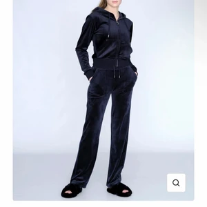Juicy couture - Tänkte kolla intresse på mitt marinblåa juicy couture set. Byxorna är i storlek M och tröjan är i XL men sitter som en S, vilket även byxorna gör. Har ett annat sett som är S i både tröja och byxor, och detta sitter ungefär exakt likadant.  Egna bilder finns, så om du vill ha är det bara att skriva!