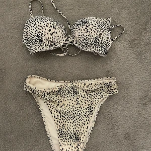 Bikini - Bikini från hollister. Trosorna är lite högmidjade, sitter superfint. 
