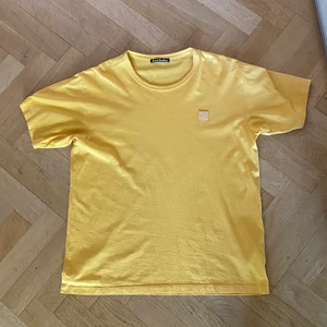 Acne Studios Tee - 9/10. Knappt använd. Size, L. Perfekt till sommarn🌤 ”Mustard yellow” färg.