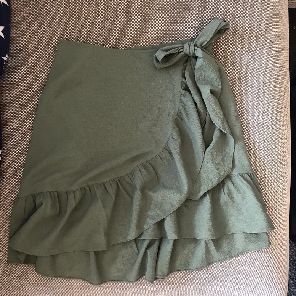 Grön kjol från Vera Moda, knappt använd. Det är en M men sitter bra på mig som är S också, man kan knyta åt så hårt eller löst man vill💛. Kjolar.