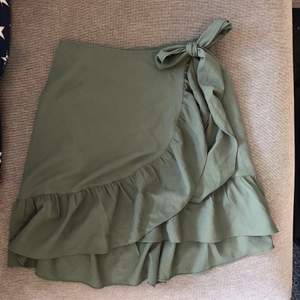 Grön kjol från Vera Moda, knappt använd. Det är en M men sitter bra på mig som är S också, man kan knyta åt så hårt eller löst man vill💛