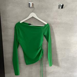 Jättefin grön topp från Gina tricot med off shoulder och knytning 