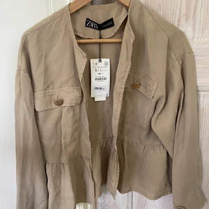 Jacka / kofta - Kofta, mer likt en tunn jacka, med volang. Perfekt till vår/sommar. Helt oanvänd, prislapp finns kvar. Nypris 399 kr från Zara. 💕 Storlek S