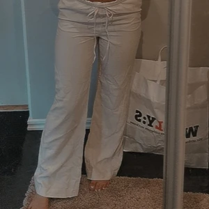 Hm - Helt oanvända linnebyxor från hm, prislappen och allt kvar, säljer pga att jag köpte hem 2 par och valde storlek S istället för M. Jag har S på mig på bilden men säljer storlek M. Sjukt bekväma byxor, halvt lågmidjade perfekt för mig som inte känner mig bekväm i extremt lågmidjat, men går även att sätta extremt lågmidjat om man skulle vilda det. Båda paren passar mig men S satt lite mer som jag vill. Min syster som är mindre än mig testade M och hon gillade den modellen mer. (SÄLJER VID BRA BUD)