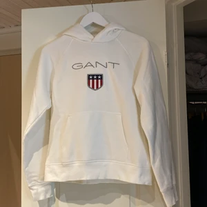 Gant Hoodie -  Detta plagg har aldrig använts någon gång den är helt ny den kostar 700 kr ny.