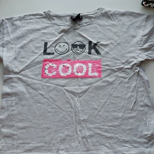 Grå t-shirt - Säljer en grå t-shirt för åldern 10-12. Den har använts ett par gånger men har ej slitits. Pris:50 kr exklusive frakt. Frakt:26 kr.