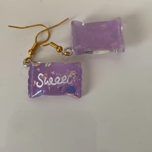 Örhängen  - Rosa sweet örhängen, ska föreställa någon slags godis.