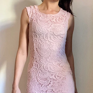 Rosa spetsklänning strl 36 - Rosa spetsklänning - använd 1 gång