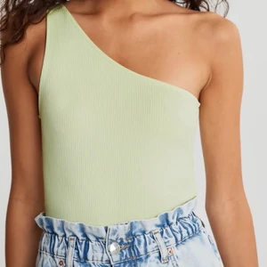 One shoulder topp - Fin topp från Gina tricot, oanvänd pga inte min stil