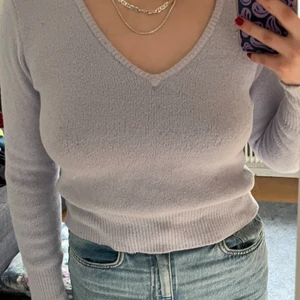 ljus lila tröja - väldigt söt pastell lila tröja, med en V-urigning. Väldigt mjukt, skönt & stretchigt material och inte alls stickande