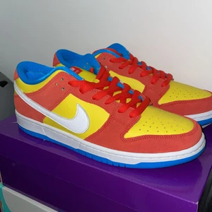 Nike SB Dunks “Bart Simpson” - Hej, dom är helt nya och kvitto finns! Skit snygga skor jag är storlek 46 därför säljer jag dom :) Dom är storlek 44