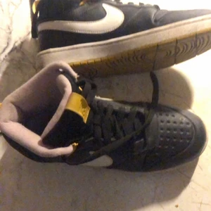 Jordans - Nike skor väldigt lika jordans men är inte jordans från all day play, använt en gång inga skador storlek 38❤️ ny pris runt 500 typ inte säker ❤️❤️buda gärna 