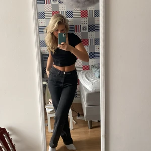 Jeans - Säljer dessa fina jeans som går att använda som både högmidjat och lågmidjat (på andra bilden har jag vikt ner byxorna). Dem är i ett superfint skick då jag användt dem välldigt få gånger då jag har för många jeans, därav säljer jag dem. Märket är Carin Wester men köpta på Åhléns. Nypris: 799. Jag är en storlek S och dessa sitter såhär på mig!