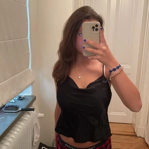 Topp - En jättefin zara topp som knappt är använd💞