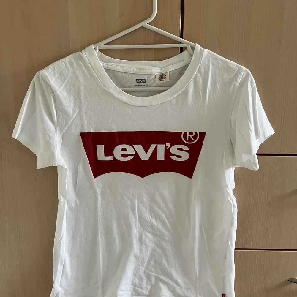 Säljer denna basic Levis t-shirten. Används få gånger och är i bra skick. . T-shirts.