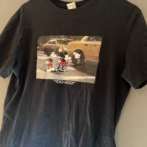 Mörkgrå t-shirt från h&m med mussepigg tryck🖤 Storlek S. Säljer för 50kr (plus frakt)